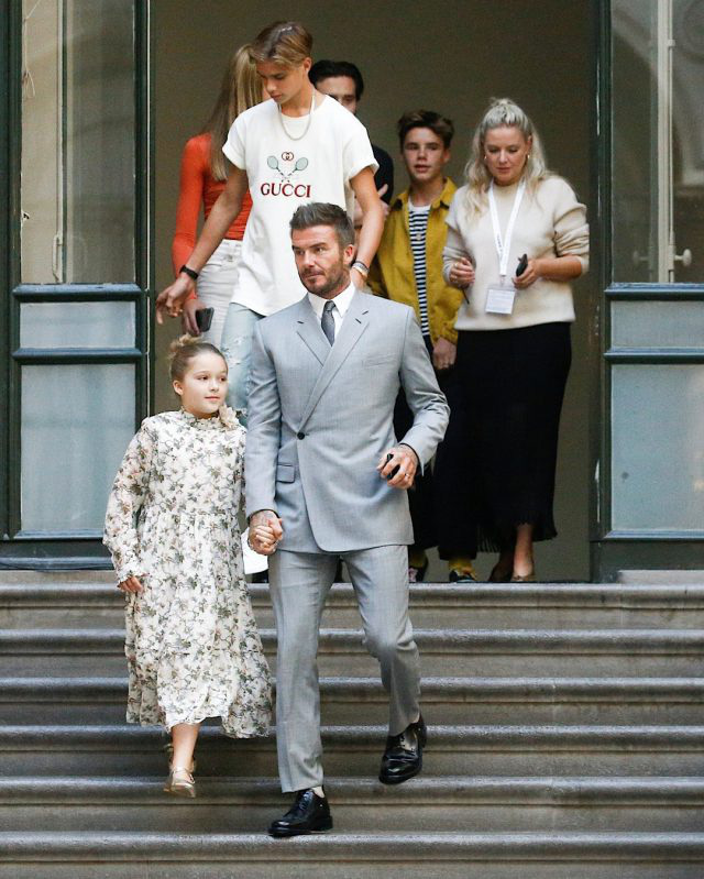 Giữa lúc thương hiệu của vợ làm ăn khó khăn, David Beckham chiếm trọn spotlight với bộ suit bóng bẩy chất chơi như trai tân - Ảnh 8.