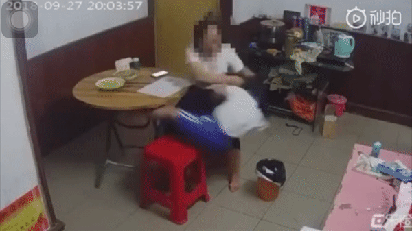 Con không làm được bài tập về nhà bị mẹ đánh ngã dúi dụi, nhưng phản ứng của bé mới khiến ai nấy xót xa - Ảnh 2. Con không làm được bài tập về nhà bị mẹ đánh ngã dúi dụi, nhưng phản ứng của bé mới khiến ai nấy xót xa - Ảnh 2.