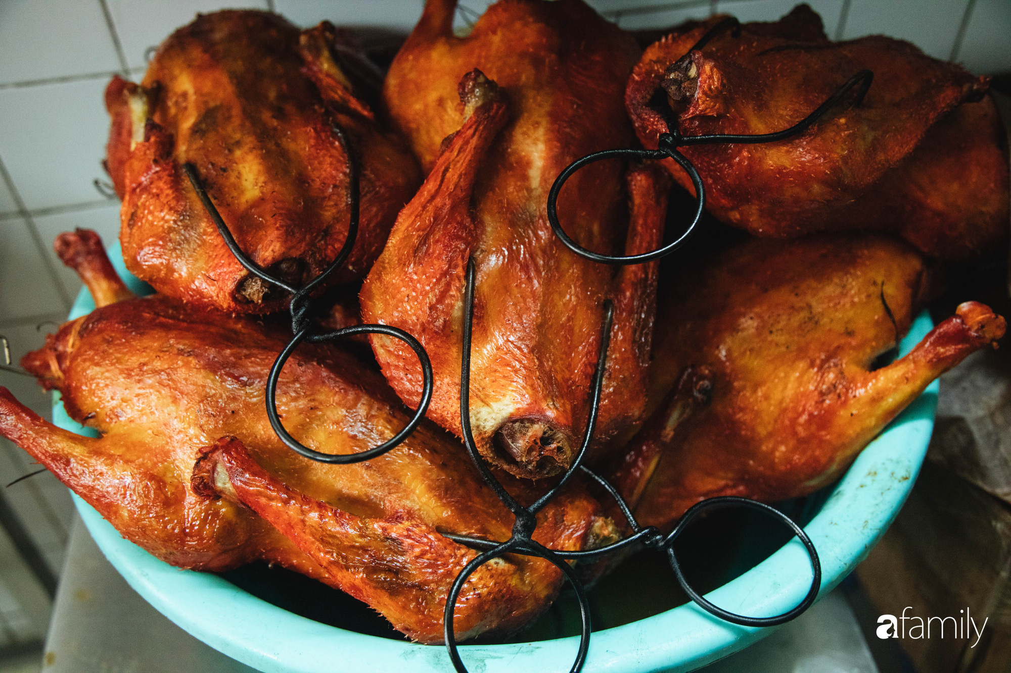 "Bí mật thành công" của hàng thịt quay lâu đời nhất Hà Nội, hơn 50 năm vẫn khiến khách xếp hàng dài như trẩy hội - Ảnh 8. "Bí mật thành công" của hàng thịt quay lâu đời nhất Hà Nội, hơn 50 năm vẫn khiến khách xếp hàng dài như trẩy hội - Ảnh 8.