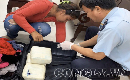 Nữ khách ngoại quốc xách vali chứa 5kg ma túy qua cửa khẩu Mộc Bài - Ảnh 1.