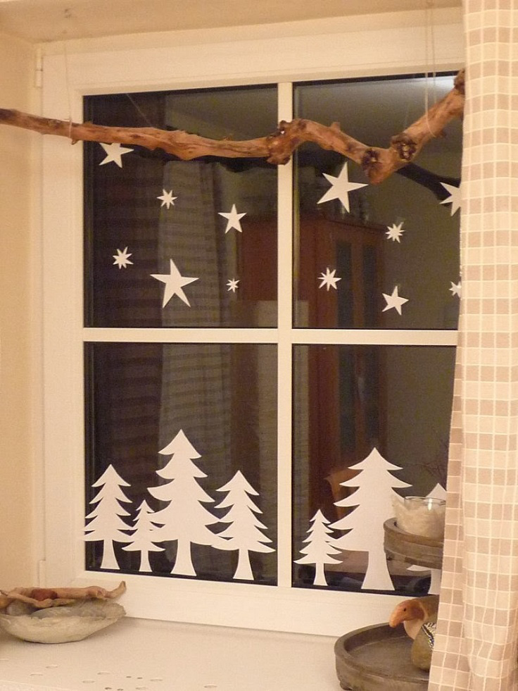 Tạo ra một không gian dịu êm và ấm áp bằng cách trang trí cửa sổ cho mùa Giáng sinh 2024, được tách biệt khỏi sự ồn ào và đông đúc bên ngoài. Hãy tạo ra những miếng gương phản chiếu hình ảnh tuyết trắng và giữa là tông màu đỏ đầy năng lượng! Bạn sẽ tìm thấy niềm vui trong những khoảnh khắc yên tĩnh nhất trong đêm Giáng sinh.
