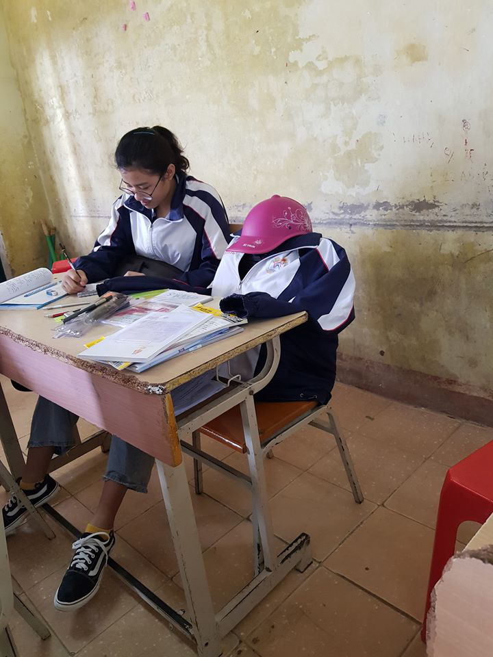 Khi ai cũng có bạn cùng bàn còn mình phải ngồi riêng 1 góc, nam sinh nghĩ ra cách siêu lầy để vơi bớt cô đơn - Ảnh 5. Khi ai cũng có bạn cùng bàn còn mình phải ngồi riêng 1 góc, nam sinh nghĩ ra cách siêu lầy để vơi bớt cô đơn - Ảnh 5.