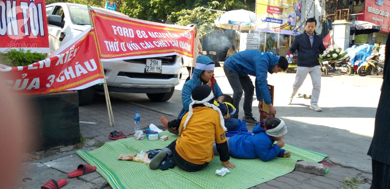 Hà Nội: Người phụ nữ mang di ảnh chồng dắt theo 3 con nhỏ vạ vật giữa trời rét “Yê‌u cầu Công ty Ford giải quyết vụ tai nạn&quot; cách đây hơn 1 năm - Ảnh 5.