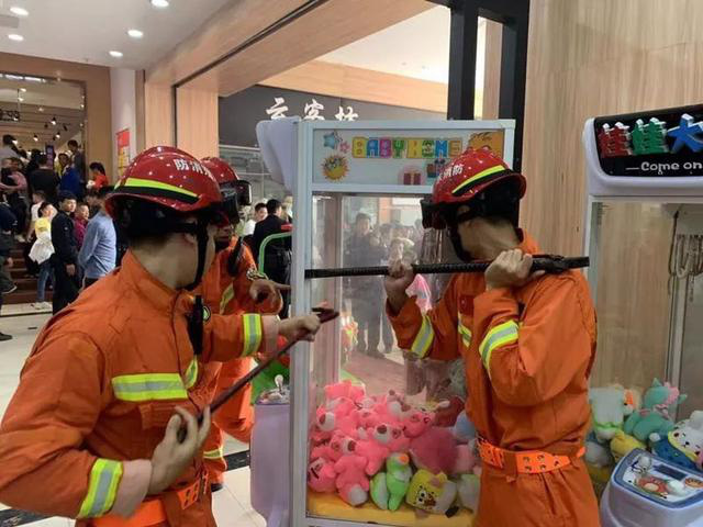 Cư dân mạng hoang mang cực độ, không thể lý giải tại sao một cậu bé 7 tuổi có thể chui vào một máy gắp thú - Ảnh 2. Cư dân mạng hoang mang cực độ, không thể lý giải tại sao một cậu bé 7 tuổi có thể chui vào một máy gắp thú - Ảnh 2.