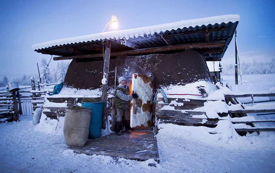 Tên ngôi làng Oymyakon có nghĩa là “nước không đóng băng”. Một cái tên quá lạ kỳ so với thực tế những gì diễn ra ở nơi này