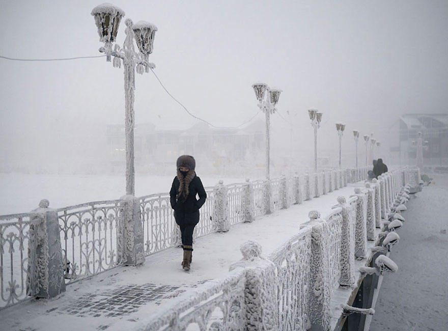 Nhiệt độ -50oC ở ngôi làng Oymyakon sẽ khiến những du khách mới tới đây gặp phải những “trục trặc” cơ thể, như Chapple, anh cảm tưởng băng giá đã nuốt chửng đôi chân anh, khiến nó tê cứng, nặng nề. Một ngày sống ở Oymyakon đã đủ khiến Chapple cảm thấy kiệt sức