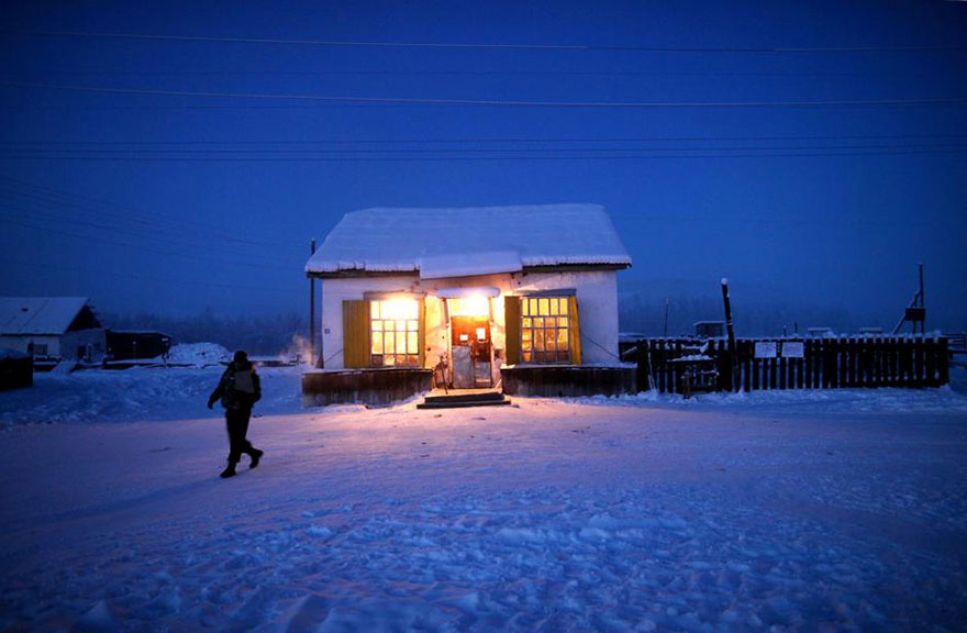 Điều đặc biệt là khi ngôi làng Oymyakon bước sang mùa hè, nhiệt độ nơi đây cũng khá cao, có khi lên tới 35 độ C. Tuy vậy, mùa hè ở đây khá ngắn ngủi, còn mùa đông thì dài lê thê