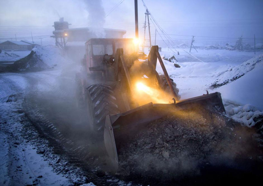 Ngành kinh doanh phát triển nhất ở Yakutsk là buôn bán kim cương, đá quý. Kinh tế ở Yakutsk khá phát triển, vì vậy, người dân ở đây có phong cách sống thời thượng. Điều này được thể hiện một phần qua phong cách thời trang mùa đông của họ