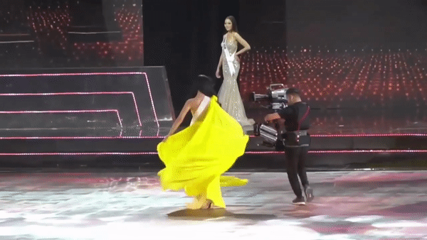 Phát hiện thú vị sau Hoa hậu Hoàn vũ 2019: Hóa ra Tân Hoa hậu Khánh Vân và dàn thí sinh đều bắt chước H'Hen Niê ở điểm này - Ảnh 4. Phát hiện thú vị sau Hoa hậu Hoàn vũ 2019: Hóa ra Tân Hoa hậu Khánh Vân và dàn thí sinh đều bắt chước H'Hen Niê ở điểm này - Ảnh 4.