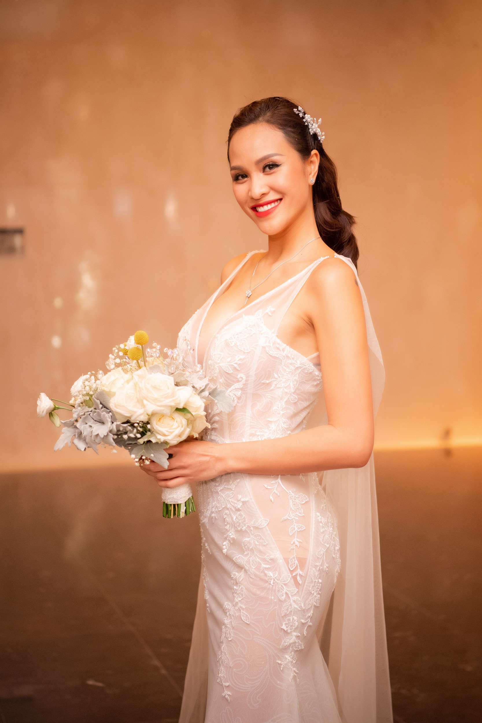 Váy cưới lụa công nương 'bắt trend' cho cô dâu Việt - Ngôi sao
