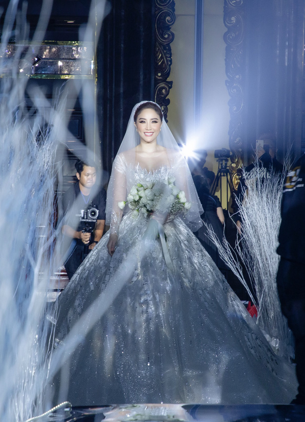 5 sao Việt thay váy cưới như “chạy sô” trong năm 2019, bộ nào cũng cầu kỳ lộng lẫy chuẩn công chúa cổ tích - Ảnh 5.