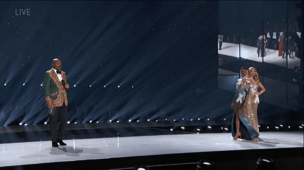 Dân tình mê mệt những màn catwalk của nàng Miss Universe 2019: Không phải vì bước đi thần sầu mà nhờ một thứ &quot;vũ khí tự nhiên&quot; - Ảnh 1.