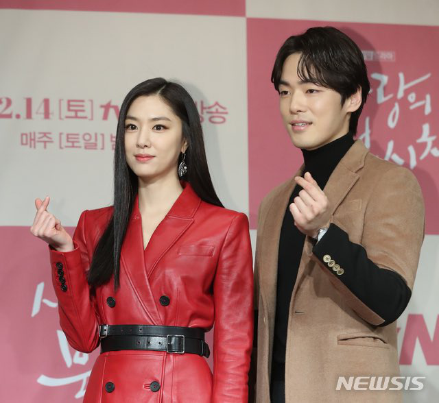 Họp báo "Crash Landing On You": Son Ye Jin mặc váy 2 dây, khoác tay "tình cũ" Song Hye Kyo khiến ai cũng trầm trồ - Ảnh 12. Họp báo "Crash Landing On You": Son Ye Jin mặc váy 2 dây, khoác tay "tình cũ" Song Hye Kyo khiến ai cũng trầm trồ - Ảnh 12.