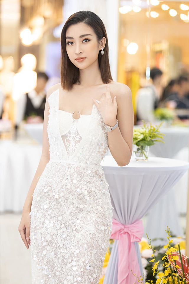 Tận dụng bộ đầm xẻ cao để đáp trả những nghi ngại về nhan sắc, Tân HH Khánh Vân đụng hàng cả loại Bông hậu dàn chị, trong đó có Đỗ Mỹ Linh - Ảnh 4. Tận dụng bộ đầm xẻ cao để đáp trả những nghi ngại về nhan sắc, Tân HH Khánh Vân đụng hàng cả loại Bông hậu dàn chị, trong đó có Đỗ Mỹ Linh - Ảnh 4.