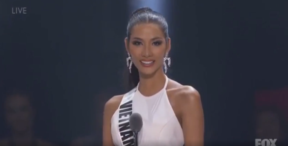 Xúc động trước bài phát biểu của Hoàng Thùy tại chung kết Miss Universe 2019: &quot;Có một cô bé bán hàng trên xe lửa, bị phân biệt giới tính, nay cô ấy đã trở thành đại diện Việt Nam tại Miss Universe&quot; - Ảnh 3.