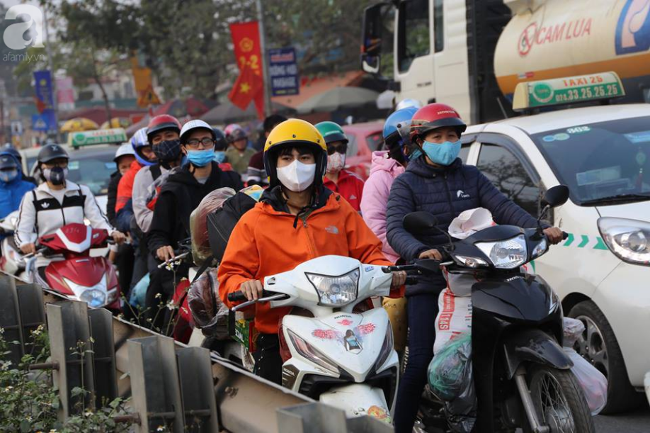 Hà Nội: Hàng vạn người dân đổ về quê ăn Tết bằng xe máy, quốc lộ 1A tắc nghẽn - Ảnh 1.