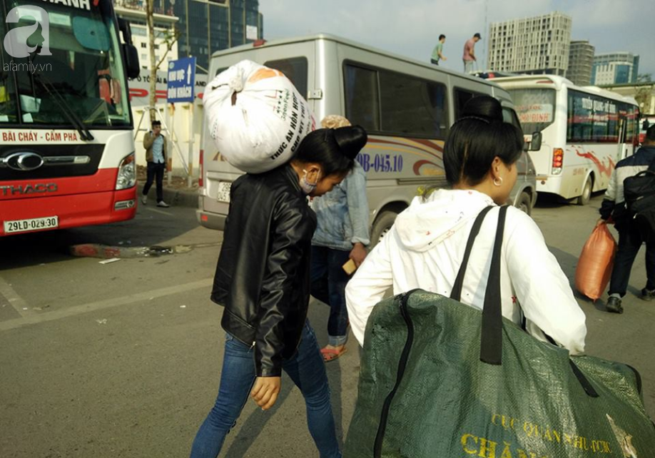 Hà Nội: Hàng vạn người dân đổ về quê ăn Tết bằng xe máy, quốc lộ 1A tắc nghẽn - Ảnh 12.