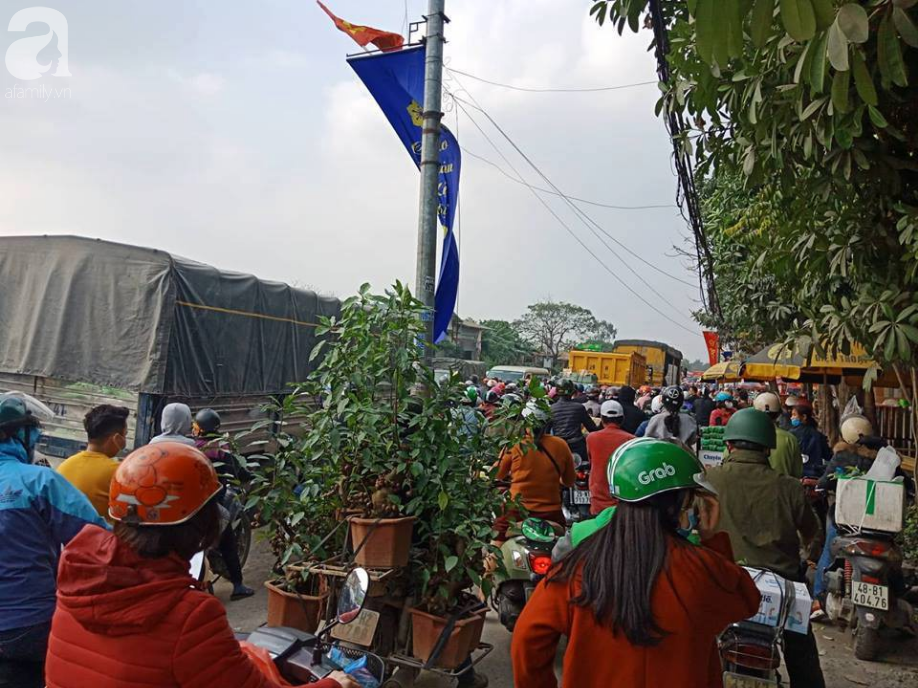 Hà Nội: Hàng vạn người dân đổ về quê ăn Tết bằng xe máy, quốc lộ 1A tắc nghẽn - Ảnh 2.