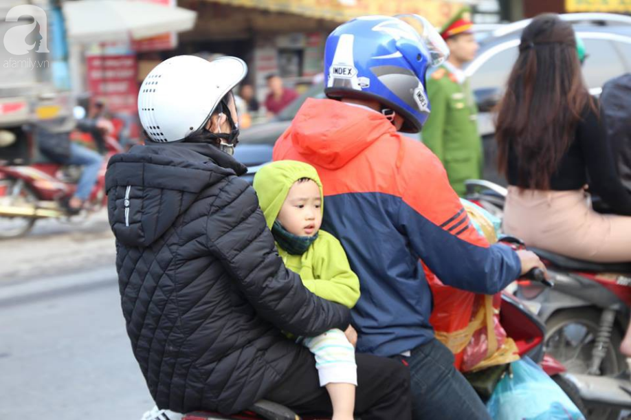 Hà Nội: Hàng vạn người dân đổ về quê ăn Tết bằng xe máy, quốc lộ 1A tắc nghẽn - Ảnh 3.