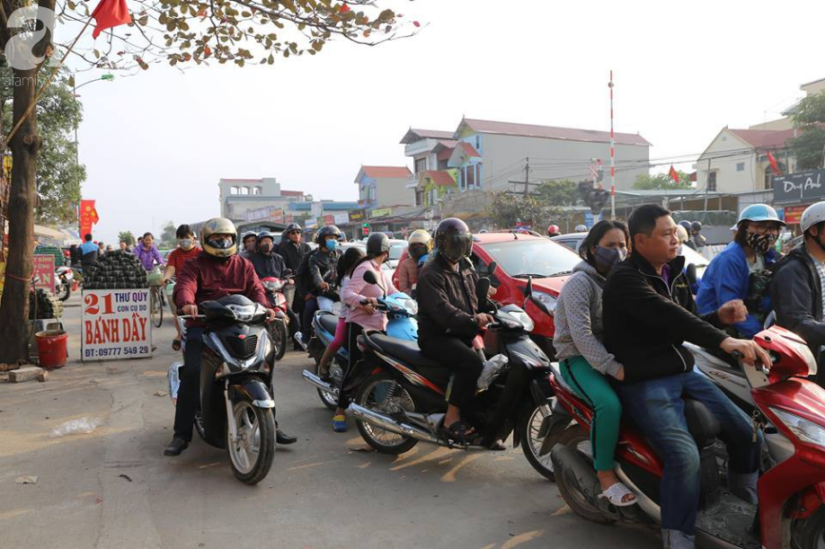 Hà Nội: Hàng vạn người dân đổ về quê ăn Tết bằng xe máy, quốc lộ 1A tắc nghẽn - Ảnh 5.