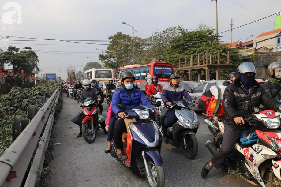 Hà Nội: Hàng vạn người dân đổ về quê ăn Tết bằng xe máy, quốc lộ 1A tắc nghẽn - Ảnh 6.