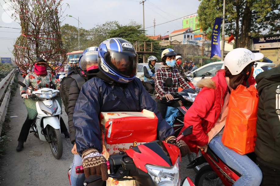 Hà Nội: Hàng vạn người dân đổ về quê ăn Tết bằng xe máy, quốc lộ 1A tắc nghẽn - Ảnh 7.