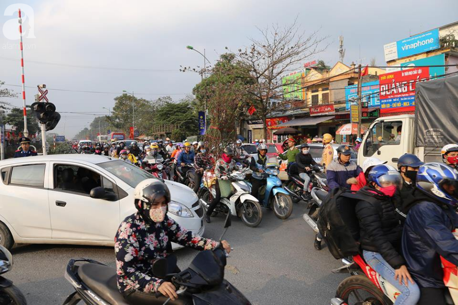 Hà Nội: Hàng vạn người dân đổ về quê ăn Tết bằng xe máy, quốc lộ 1A tắc nghẽn - Ảnh 8.