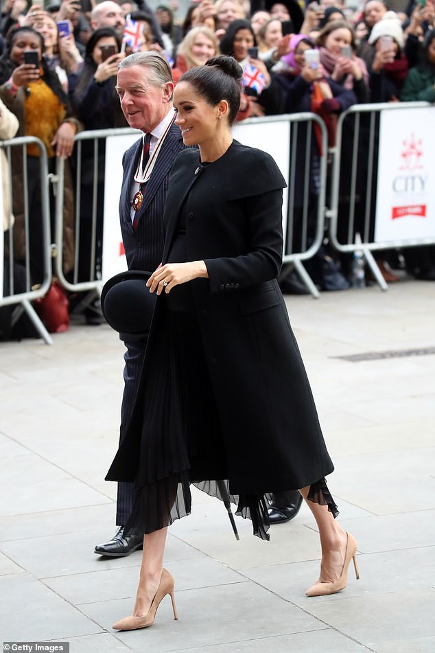 Meghan xuất hiện thanh lịch với mái tóc búi cao gọn gàng nhưng vẫn bị chê trông như “góa phụ” vì điều này - Ảnh 1. Meghan xuất hiện thanh lịch với mái tóc búi cao gọn gàng nhưng vẫn bị chê trông như “góa phụ” vì điều này - Ảnh 1.