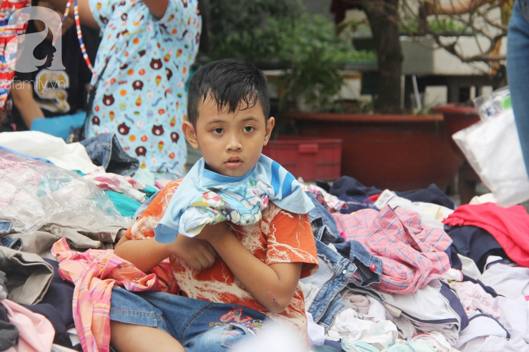 Câu chuyện ấm lòng trước Tết, sạp quần áo ai có đến cho, ai cần đến lấy giữa chung cư Sài Gòn - Ảnh 2.