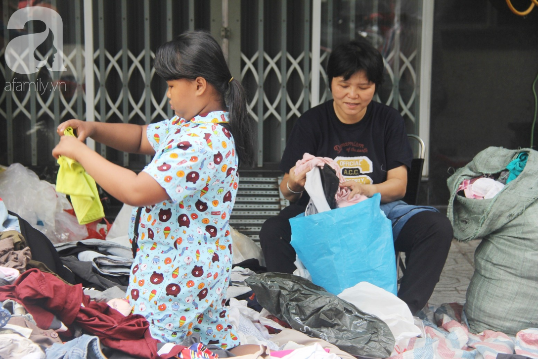 Câu chuyện ấm lòng trước Tết, sạp quần áo ai có đến cho, ai cần đến lấy giữa chung cư Sài Gòn - Ảnh 12.