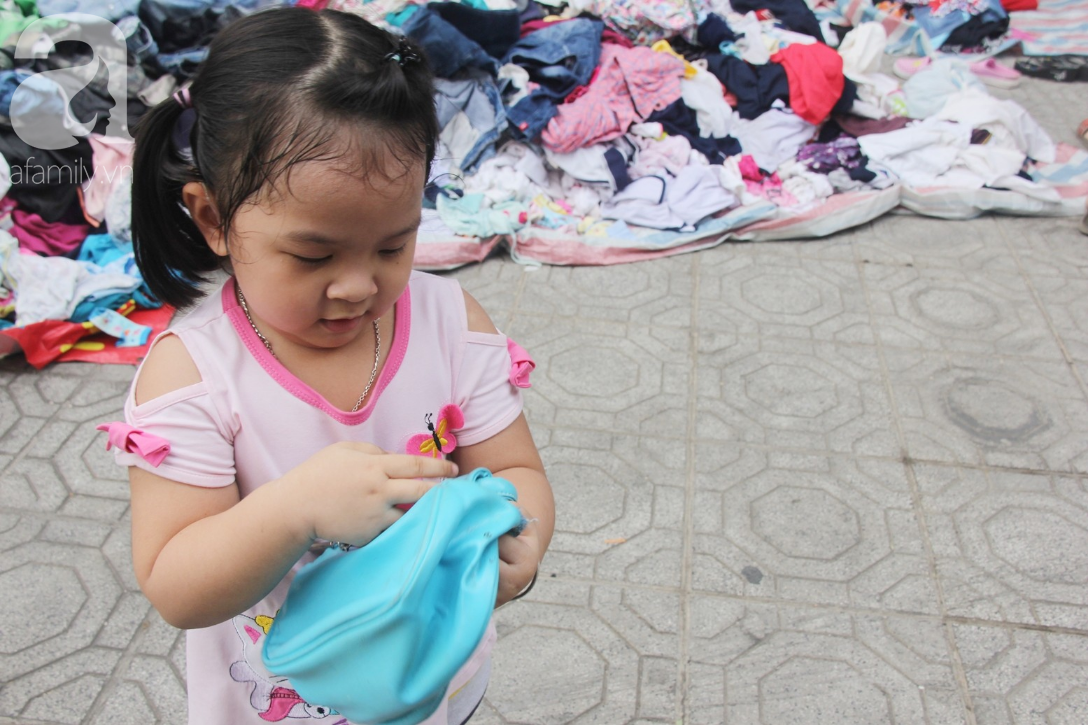 Câu chuyện ấm lòng trước Tết, sạp quần áo ai có đến cho, ai cần đến lấy giữa chung cư Sài Gòn - Ảnh 13.