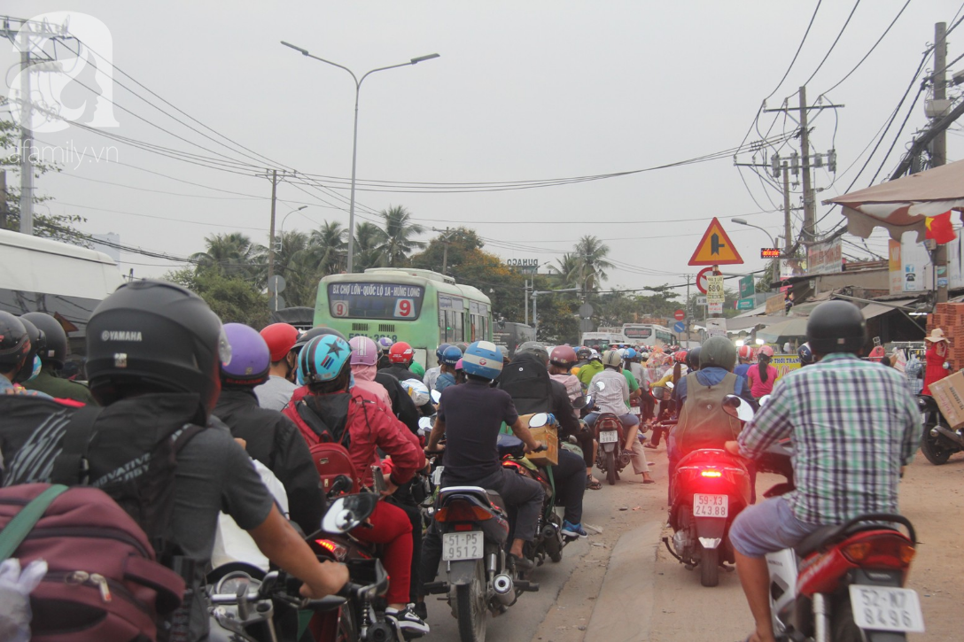 Người miền Tây chen trong biển người, vội vã rời Sài Gòn về quê ăn Tết sau ngày làm việc cuối cùng - Ảnh 9.