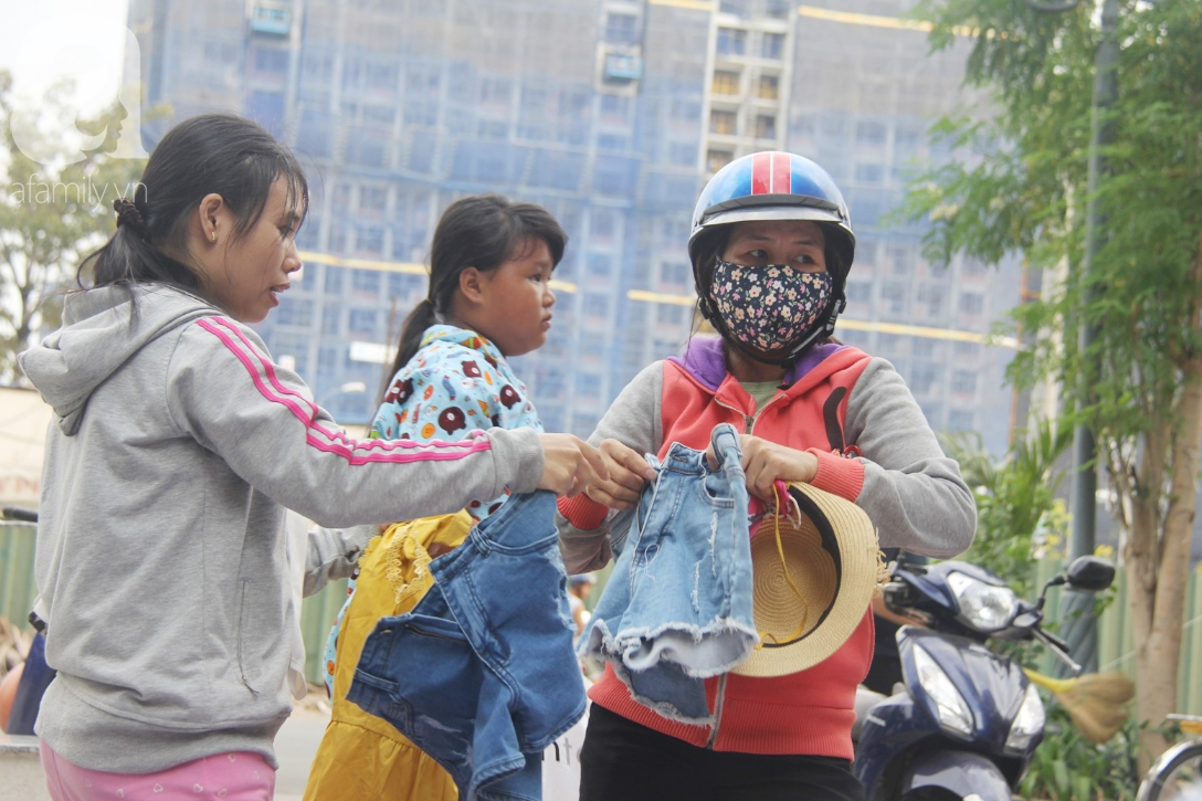Câu chuyện ấm lòng trước Tết, sạp quần áo ai có đến cho, ai cần đến lấy giữa chung cư Sài Gòn - Ảnh 6.