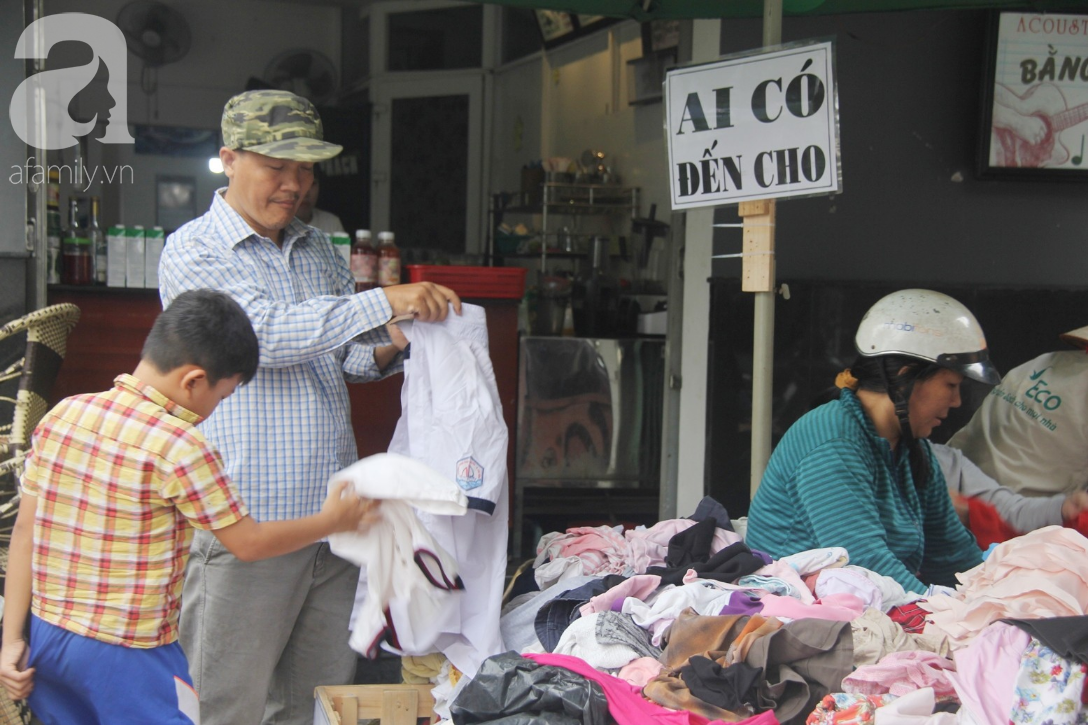 Câu chuyện ấm lòng trước Tết, sạp quần áo ai có đến cho, ai cần đến lấy giữa chung cư Sài Gòn - Ảnh 15.