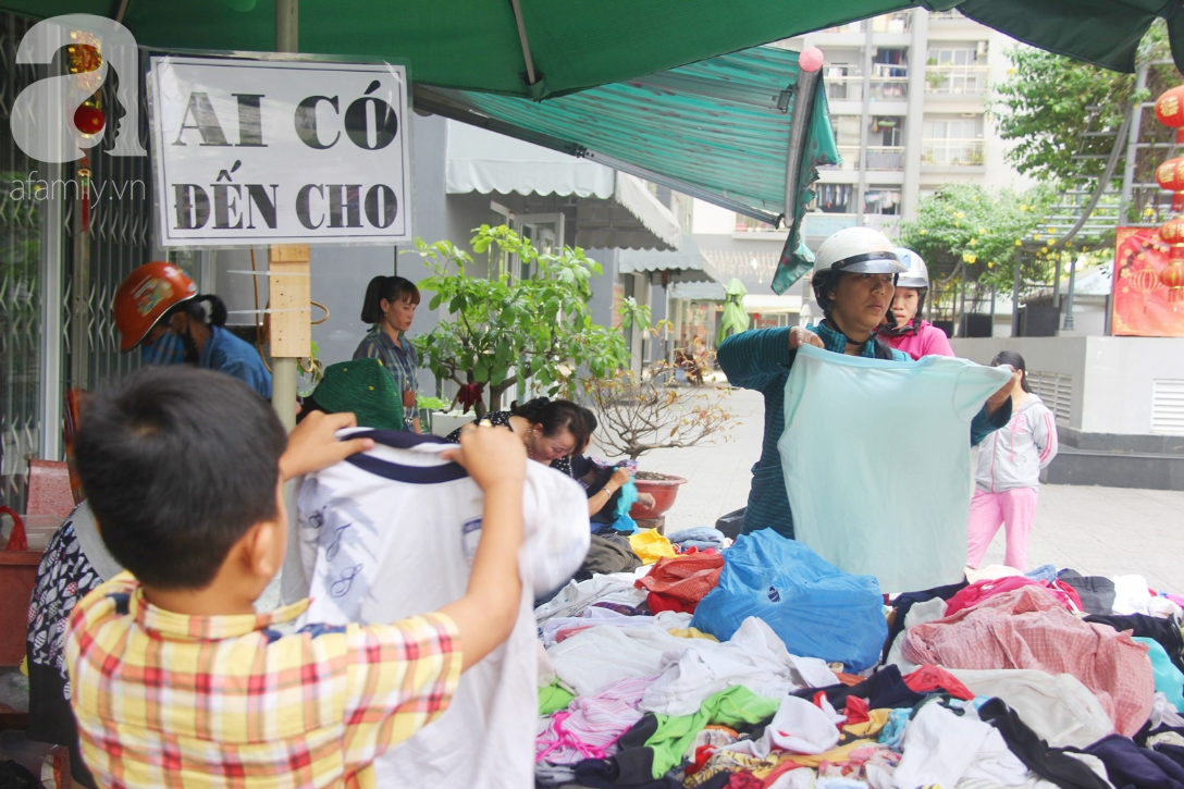 Câu chuyện ấm lòng trước Tết, sạp quần áo ai có đến cho, ai cần đến lấy giữa chung cư Sài Gòn - Ảnh 4.