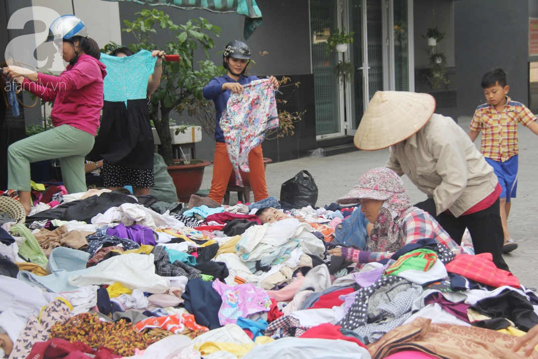 Câu chuyện ấm lòng trước Tết, sạp quần áo ai có đến cho, ai cần đến lấy giữa chung cư Sài Gòn - Ảnh 3.