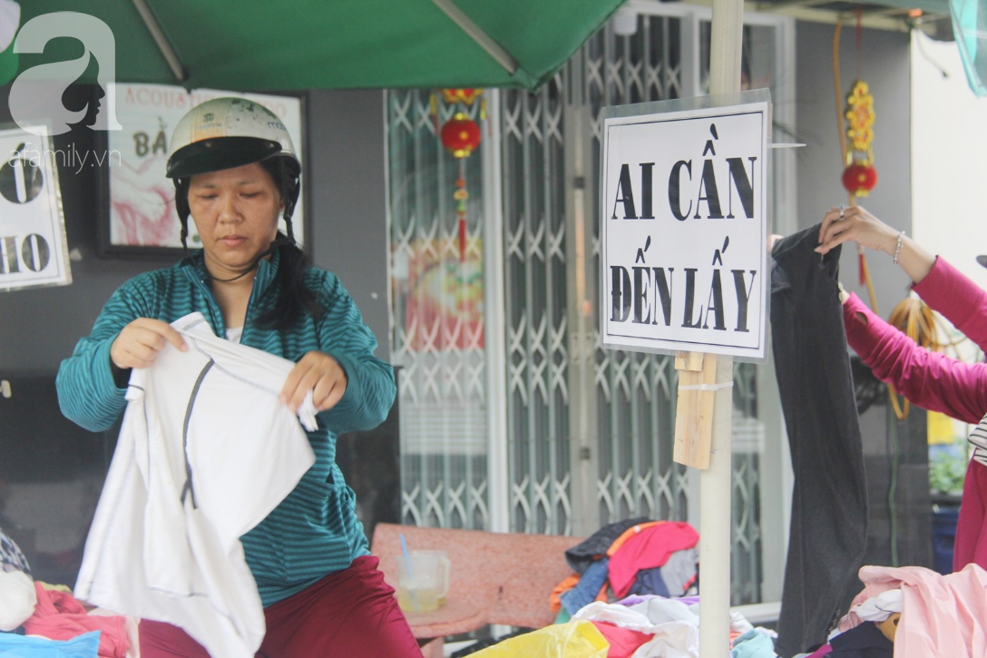 Câu chuyện ấm lòng trước Tết, sạp quần áo ai có đến cho, ai cần đến lấy giữa chung cư Sài Gòn - Ảnh 5.