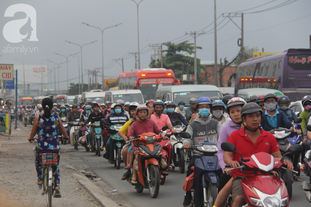 Người miền Tây chen trong biển người, vội vã rời Sài Gòn về quê ăn Tết sau ngày làm việc cuối cùng - Ảnh 6.