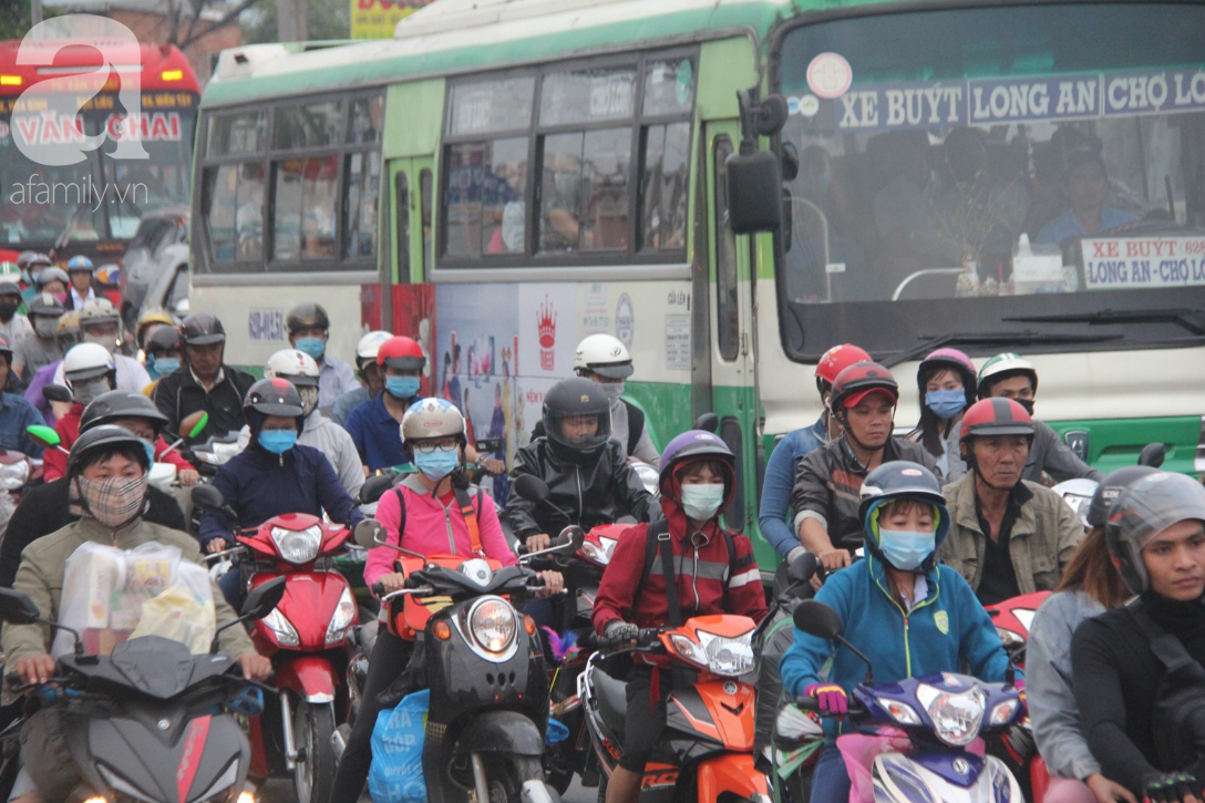 Người miền Tây chen trong biển người, vội vã rời Sài Gòn về quê ăn Tết sau ngày làm việc cuối cùng - Ảnh 2.