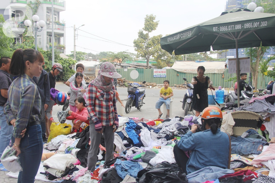 Câu chuyện ấm lòng trước Tết, sạp quần áo ai có đến cho, ai cần đến lấy giữa chung cư Sài Gòn - Ảnh 18.