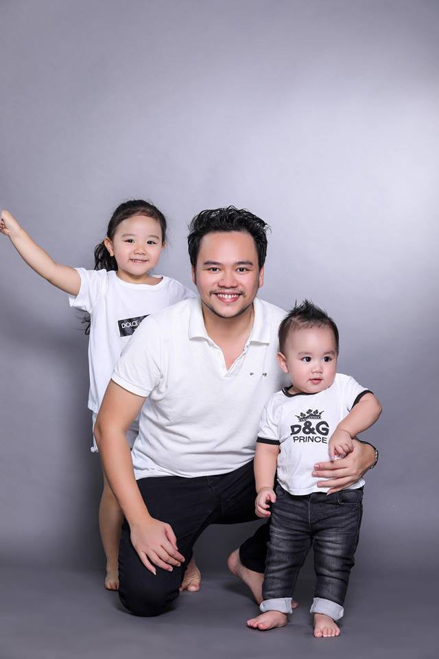 Con trai Trang Nhung lần đầu lộ diện trong bộ ảnh gia đình, mới 1 tuổi đã mặc đồ hiệu tạo dáng đáng yêu - Ảnh 10.