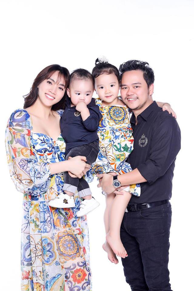 Con trai Trang Nhung lần đầu lộ diện trong bộ ảnh gia đình, mới 1 tuổi đã mặc đồ hiệu tạo dáng đáng yêu - Ảnh 6.