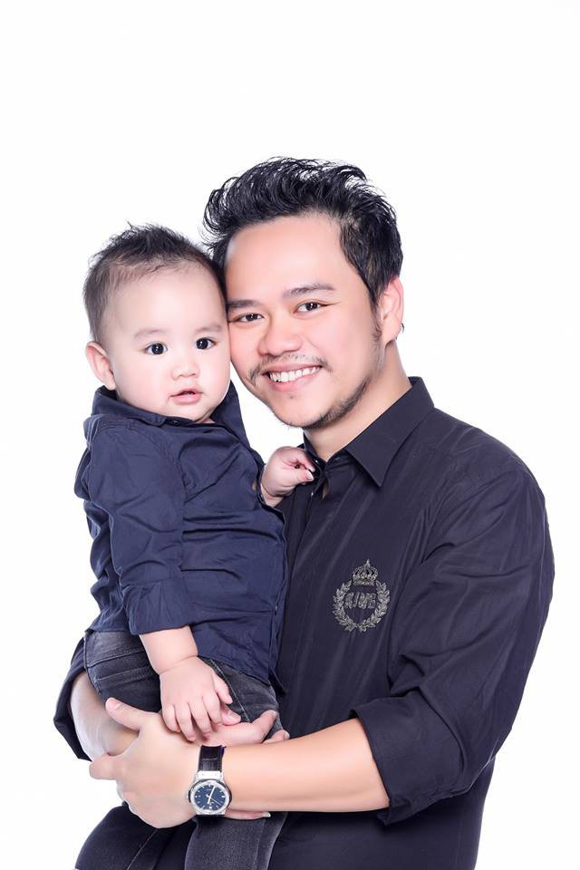 Con trai Trang Nhung lần đầu lộ diện trong bộ ảnh gia đình, mới 1 tuổi đã mặc đồ hiệu tạo dáng đáng yêu - Ảnh 7.