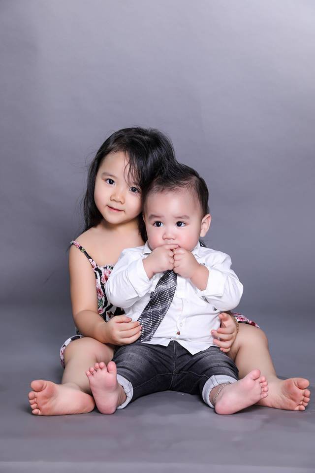 Con trai Trang Nhung lần đầu lộ diện trong bộ ảnh gia đình, mới 1 tuổi đã mặc đồ hiệu tạo dáng đáng yêu - Ảnh 9.