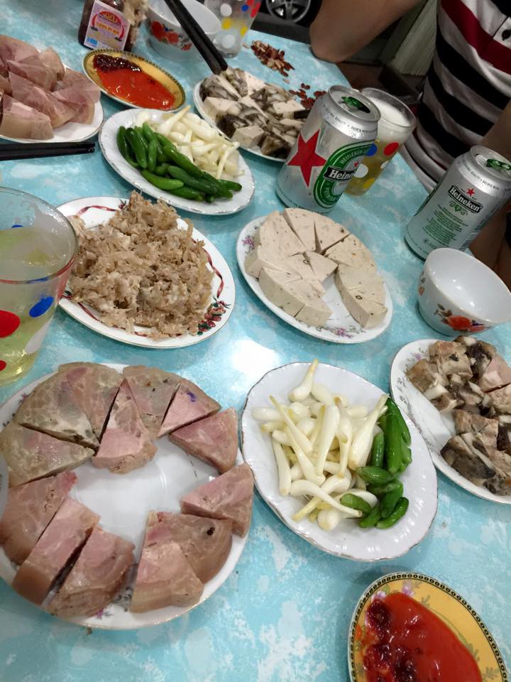 Mâm cơm ngày đầu năm là nét đẹp truyền thống của con người Việt Nam. Đó là sự kết hợp hài hoà giữa ẩm thực và tâm linh, tạo nên không khí đầm ấm và hạnh phúc cho cả gia đình. Hãy xem hình mâm cơm ngày đầu năm để cảm nhận tình cảm của một gia đình Việt.