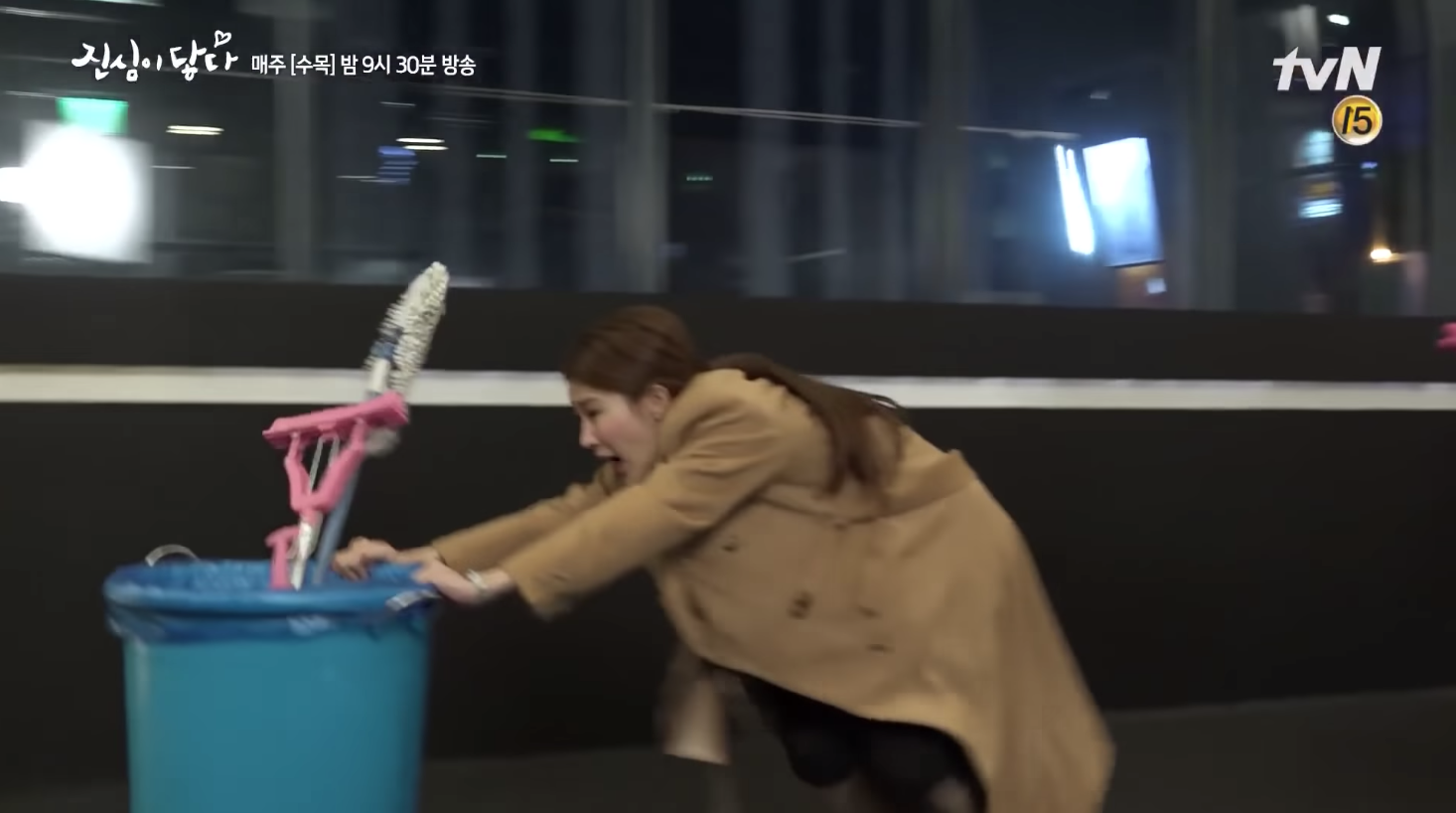 Lee Dong Wook - Yoo In Na vui đùa cực nhắng trong hậu trường phim Chạm đến trái tim - Ảnh 10. Lee Dong Wook - Yoo In Na vui đùa cực nhắng trong hậu trường phim Chạm đến trái tim - Ảnh 10.