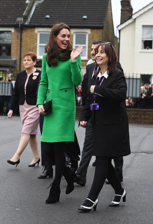 the-duchess-of-cambridge-waves-during-a-visit-to-lavender-news-photo-1094037922-1549366484-1549420612623258106665