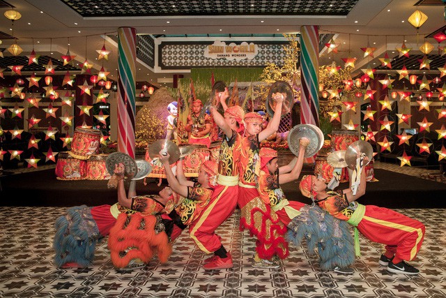 Du khách thích thú với phong cách hội xuân độc lạ ở Sun World Danang Wonders - Ảnh 4.