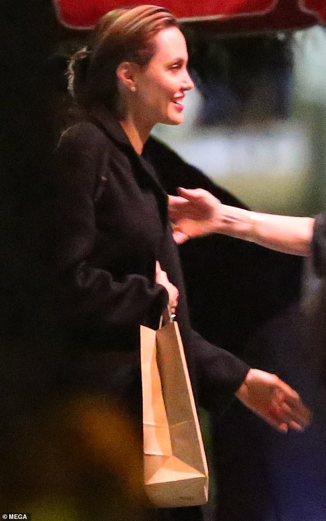 Angelina Jolie mắt sưng húp, mệt mỏi nhận cái ôm an ủi từ bạn bè sau khi Brad Pitt lộ ảnh tái hợp Jennifer - Ảnh 1.
