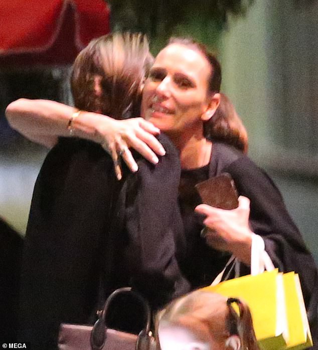 Angelina Jolie mắt sưng húp, mệt mỏi nhận cái ôm an ủi từ bạn bè sau khi Brad Pitt lộ ảnh tái hợp Jennifer - Ảnh 4.